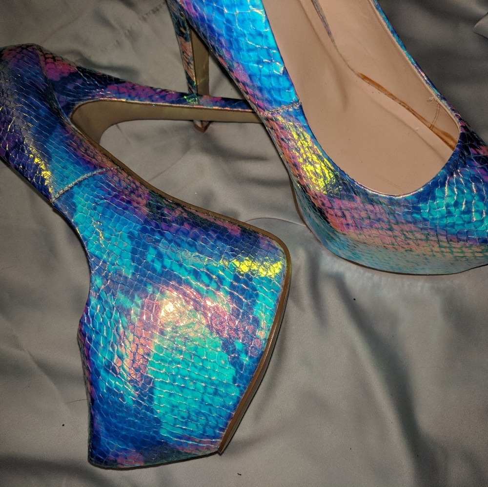 Holographic Python Pumps - Picture 5 of 5